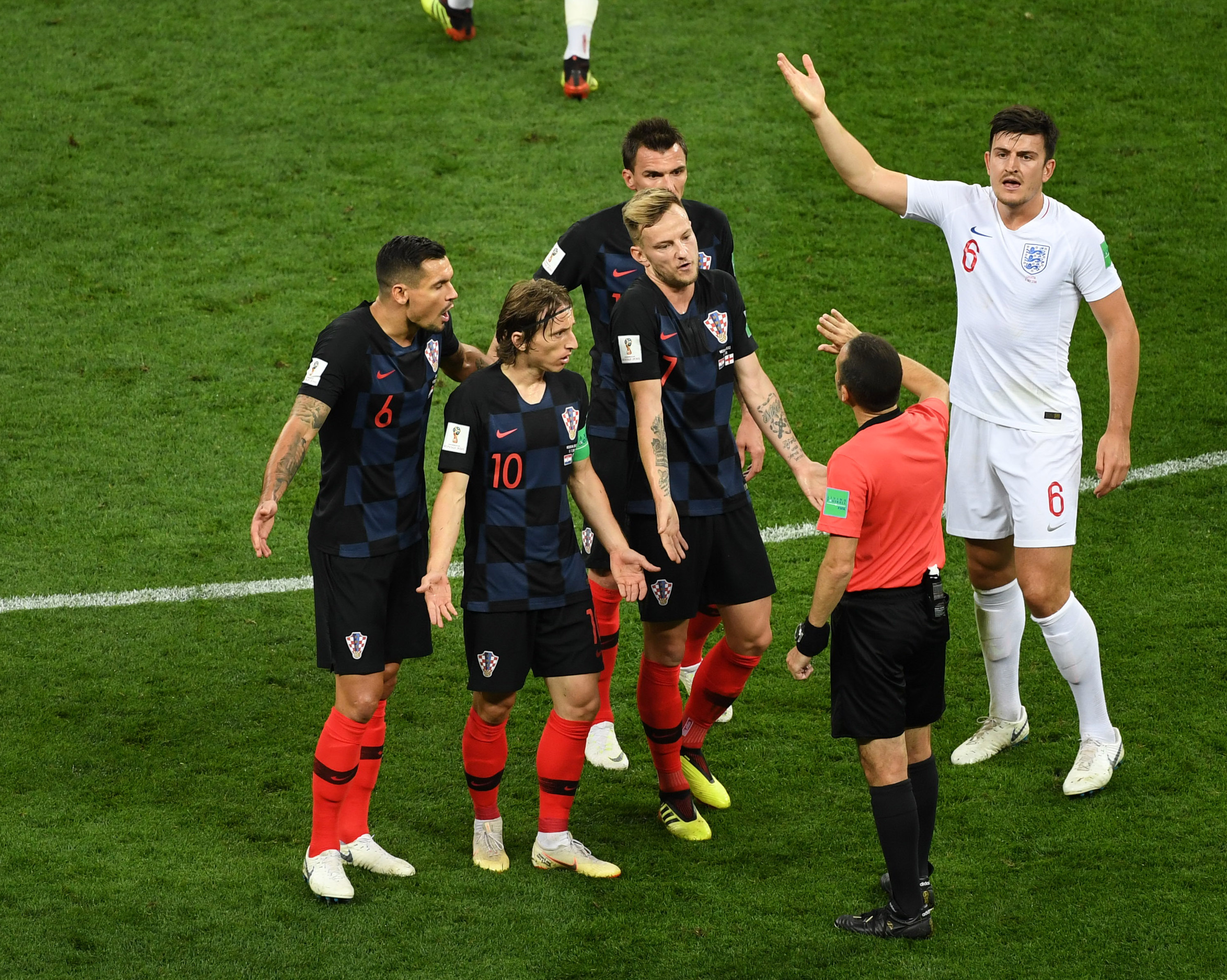 包含克罗地亚足球代表队备战晚宴比赛，争取胜利的词条