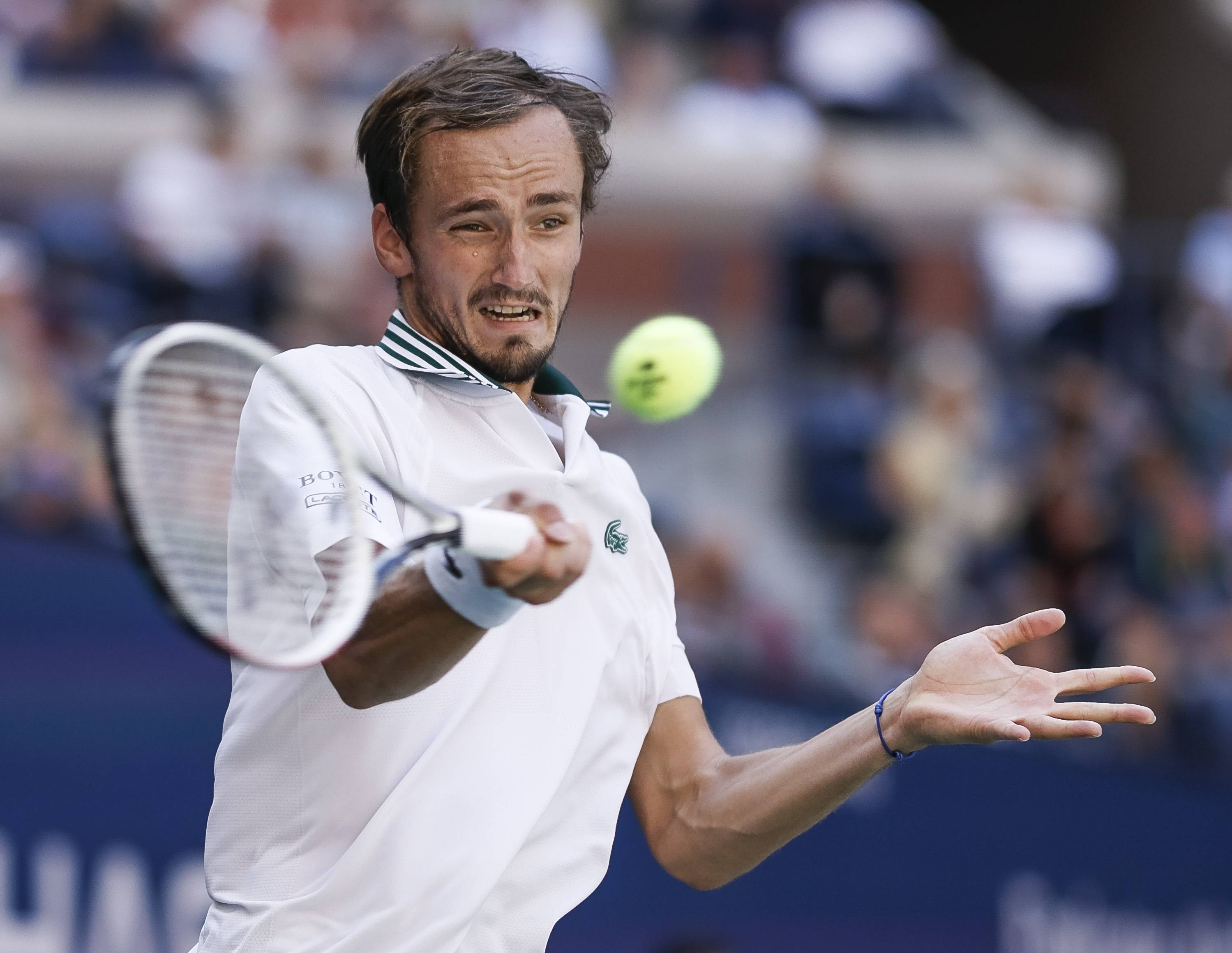 世界网球队血洗西班牙网球队，梅德韦杰夫关键制胜的简单介绍