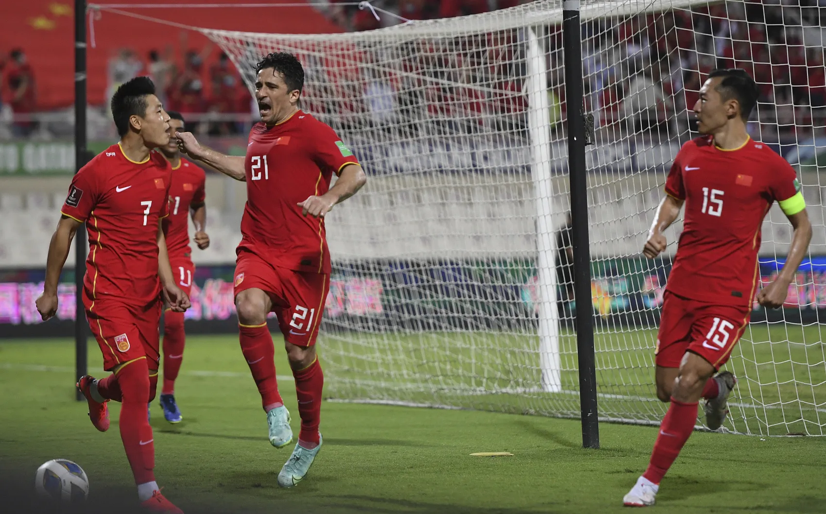 英格兰队险胜中国队,波尔点燃赛场 英格兰队险胜中国队,波尔点燃赛场