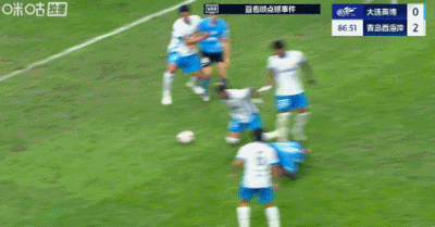 比赛点球争议不断,球迷心情起伏 比赛点球争议不断,球迷心情起伏