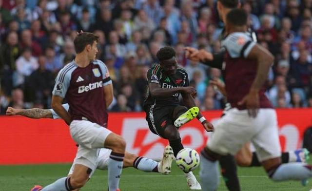 比赛点球争议不断,球迷心情起伏 比赛点球争议不断,球迷心情起伏