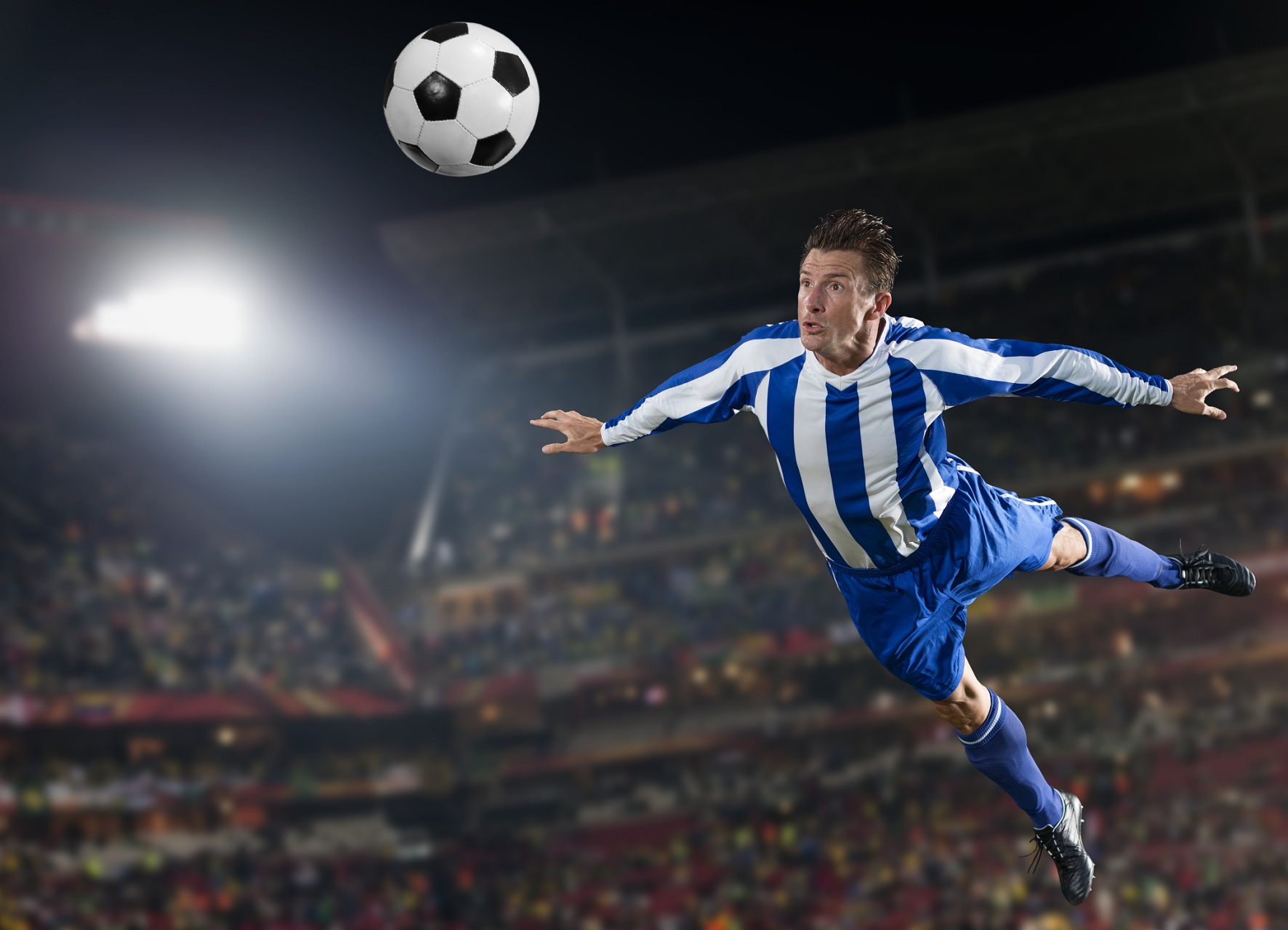 足球运动员在比赛场上展现出色技艺 足球运动员在比赛场上展现出色技艺