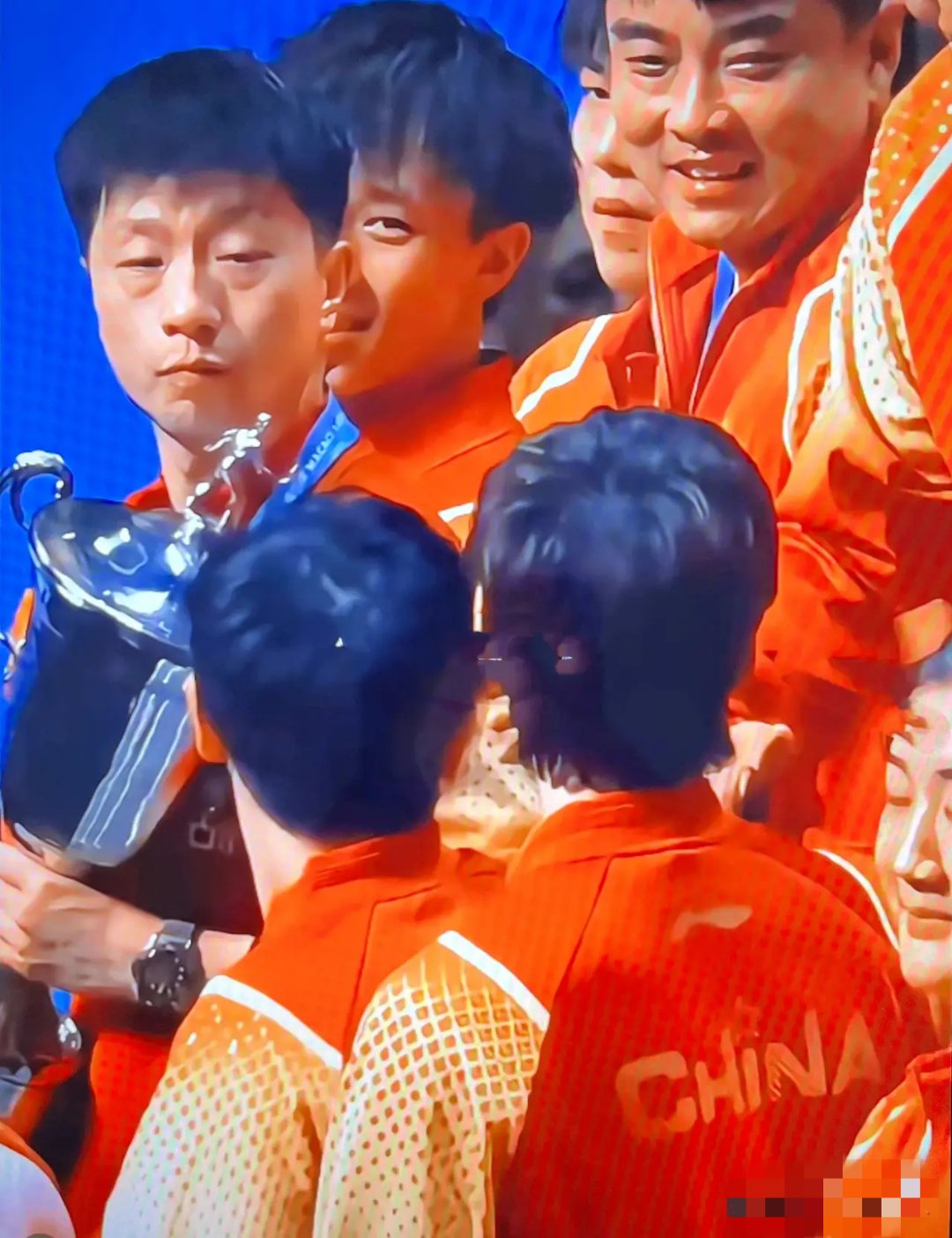 荣耀时刻:冠军降临选手笑逐颜开的简单介绍 荣耀时刻:冠军降临选手笑逐颜开的简单介绍