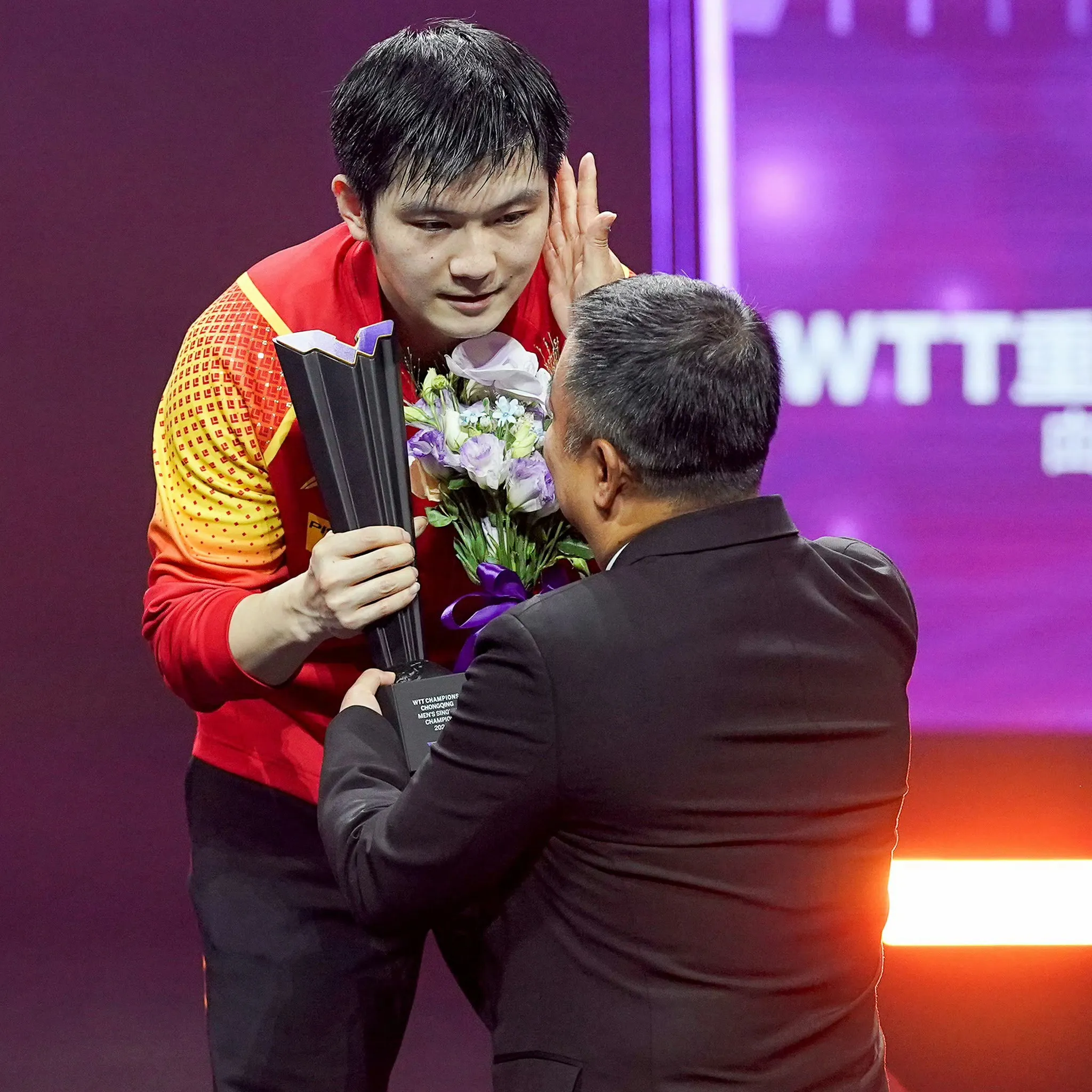 荣耀时刻:冠军降临选手笑逐颜开的简单介绍 荣耀时刻:冠军降临选手笑逐颜开的简单介绍