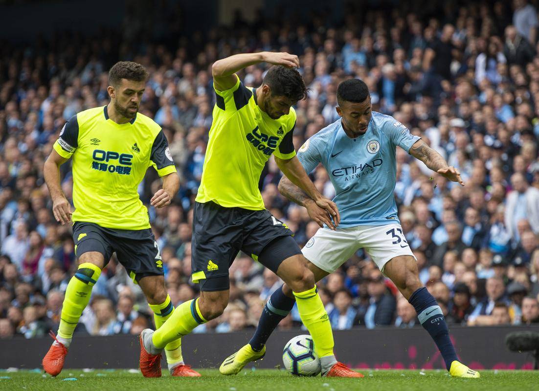 关于哈德斯菲尔德客场惨败，降级区尘土飞扬的信息