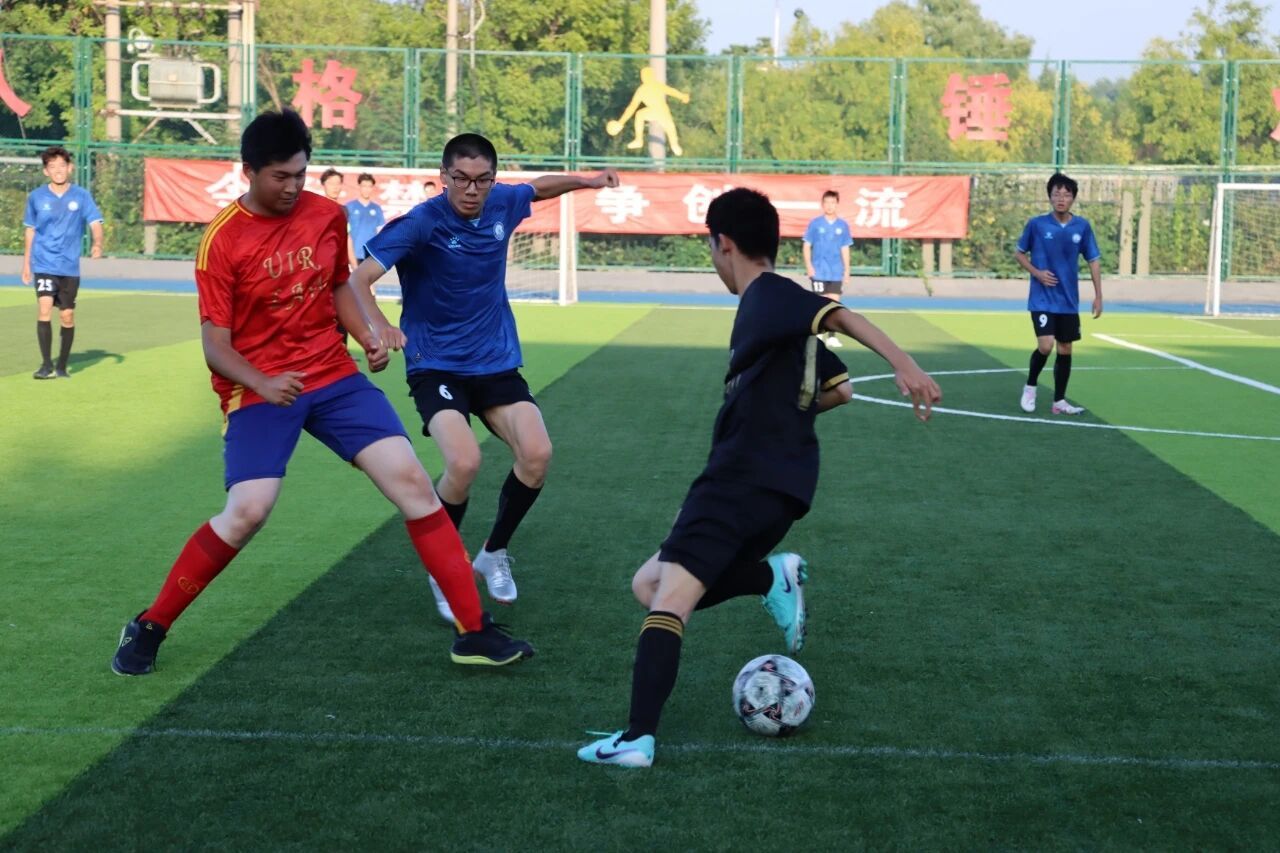 包含队伍士气高涨，备战国际足球锦标赛的词条