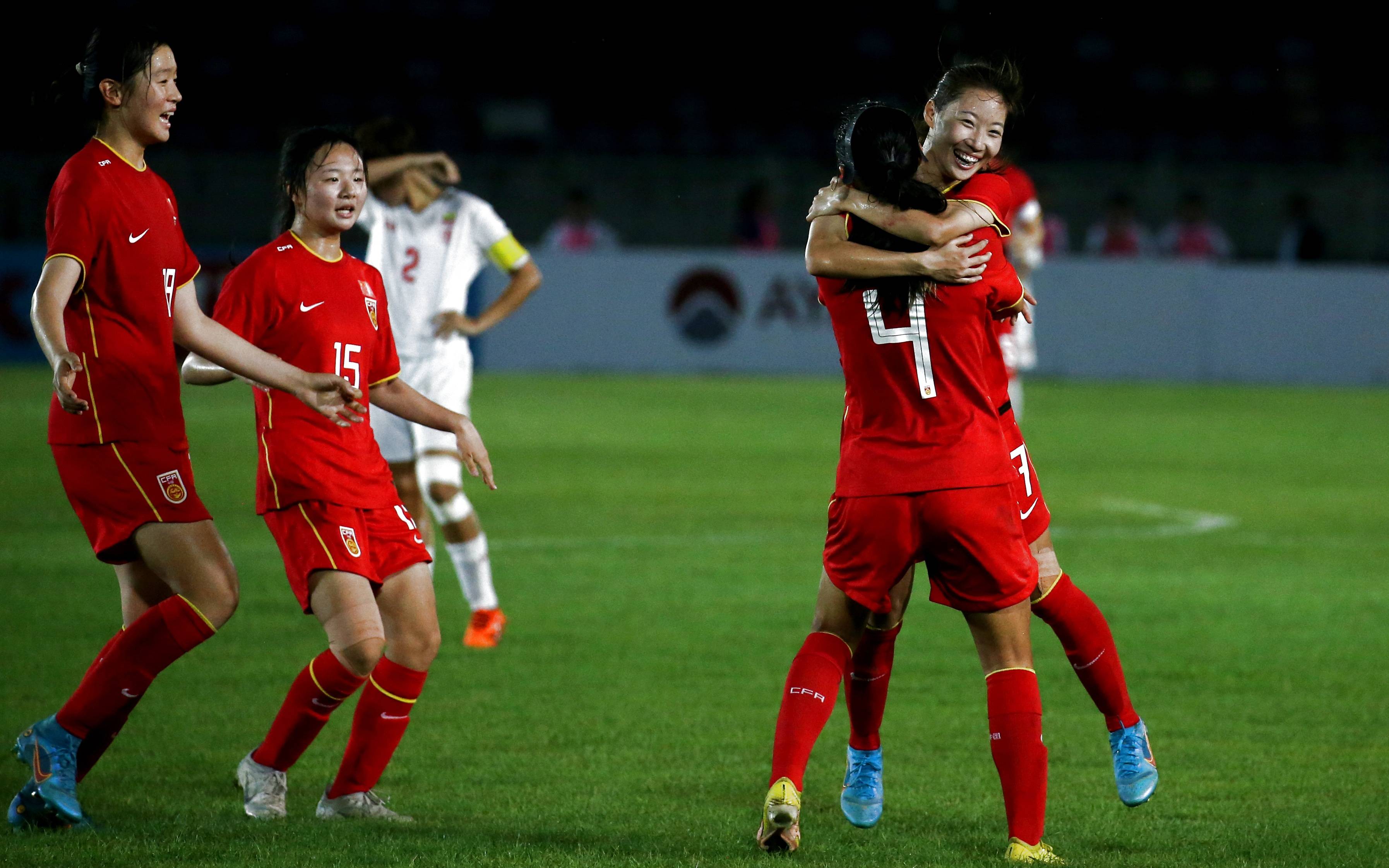包含女足比赛引发热议，球迷纷纷点赞国家队表现的词条