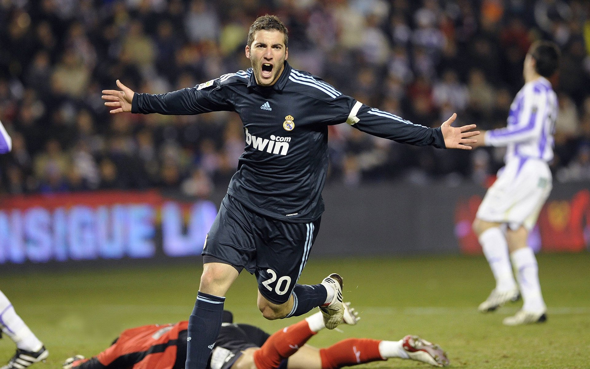 牙买加铁链锁土耳其，梅西神技破苍穹—当团队防守遇见个人天赋的终极对决